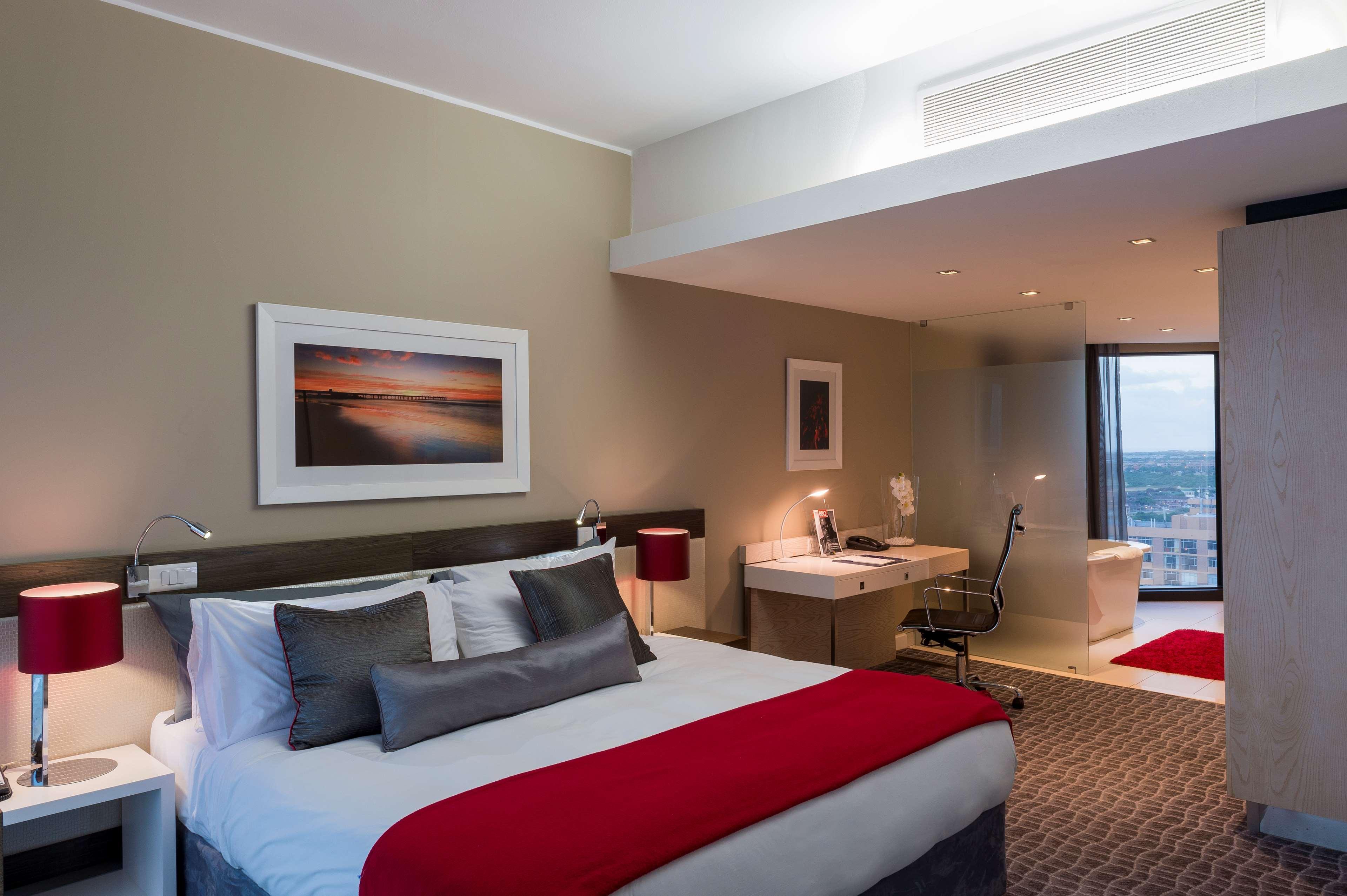 伊丽莎白港丽笙布鲁酒店 外观 照片 A suite at the Crowne Plaza Hotel, Perth