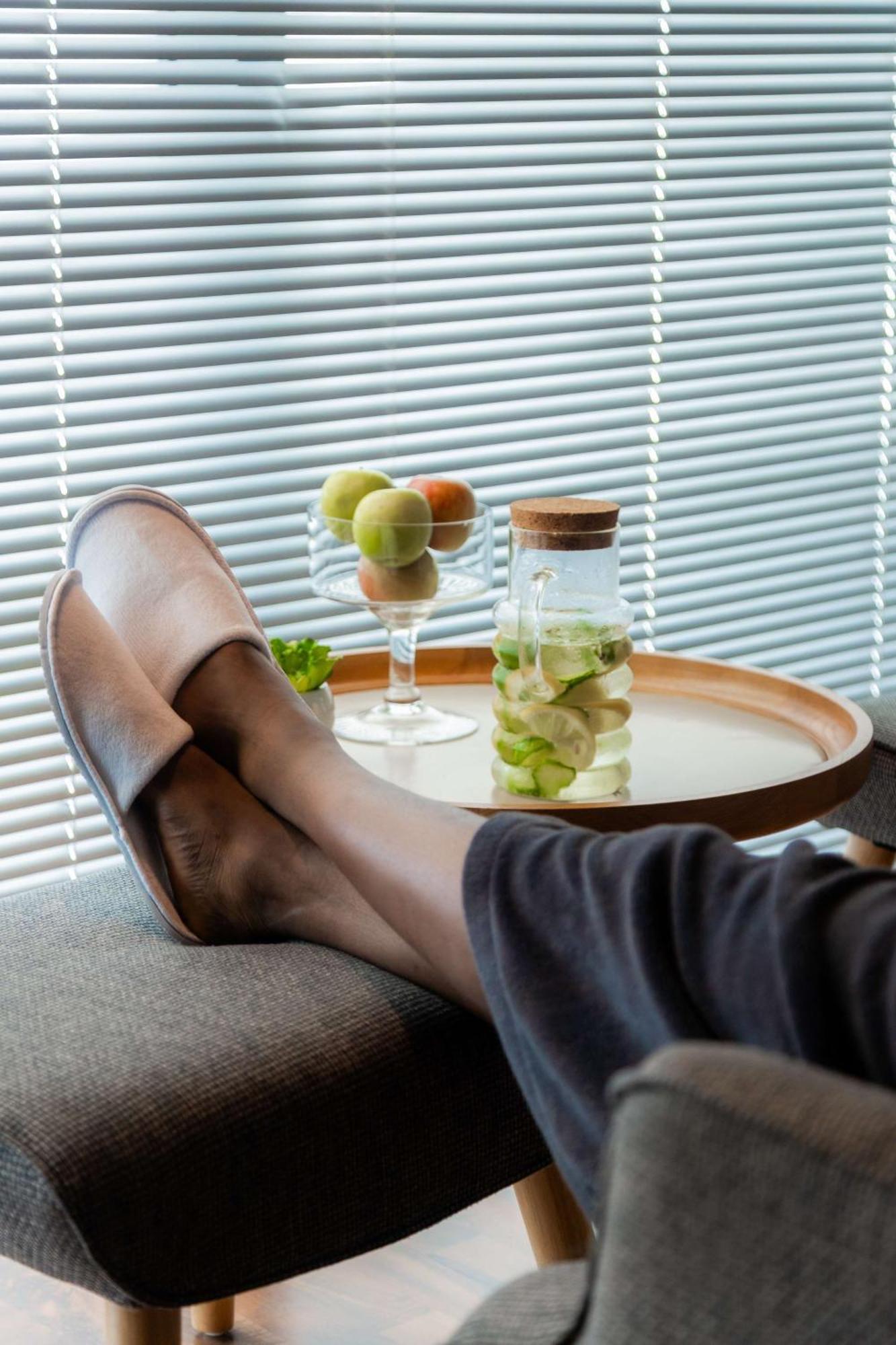 伊丽莎白港丽笙布鲁酒店 外观 照片 A woman relaxing with her feet up