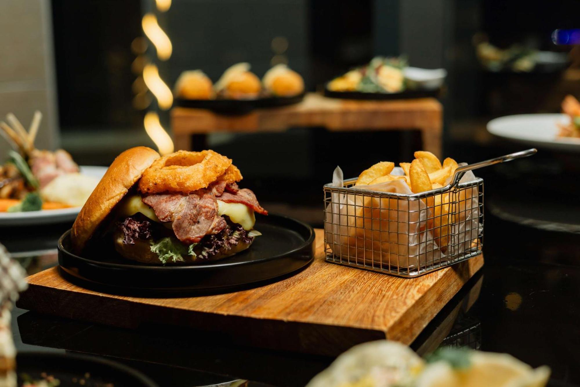 伊丽莎白港丽笙布鲁酒店 外观 照片 A burger with a side of fries
