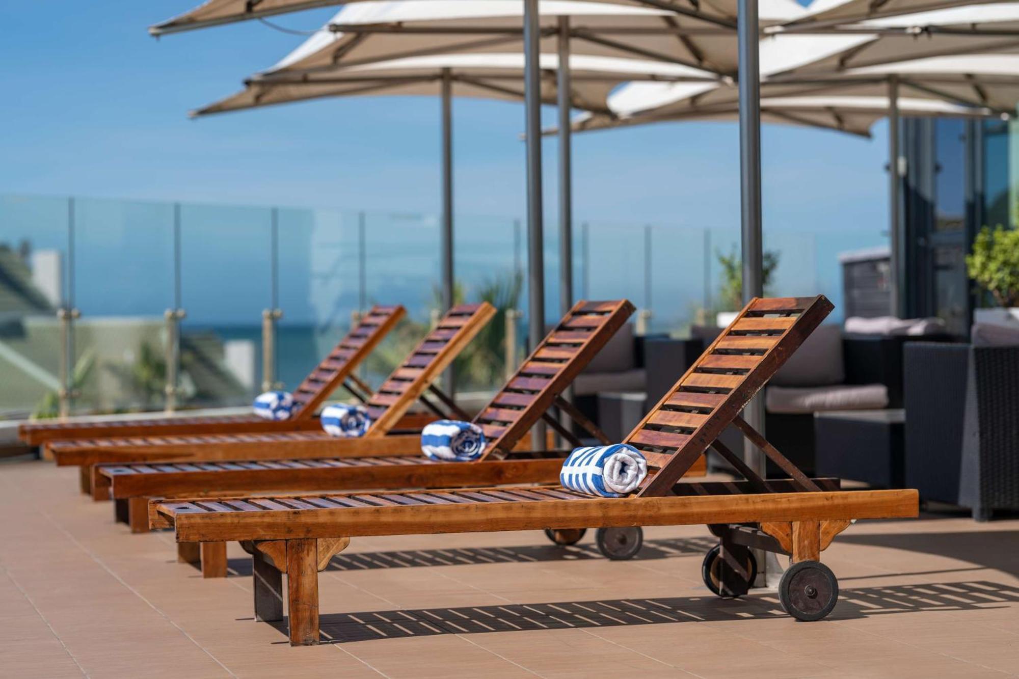 伊丽莎白港丽笙布鲁酒店 外观 照片 Sunloungers on a cruise ship