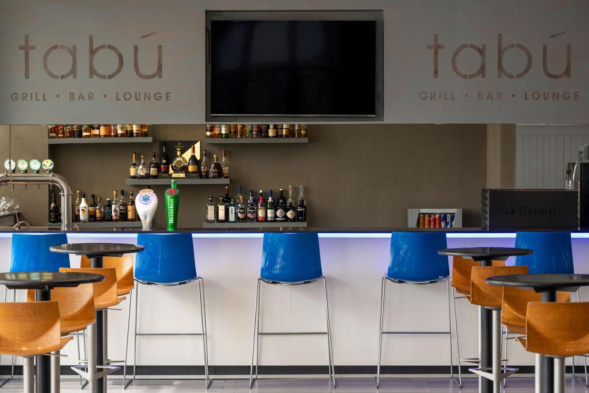 伊丽莎白港丽笙布鲁酒店 外观 照片 Tabú lounge at Faro Airport